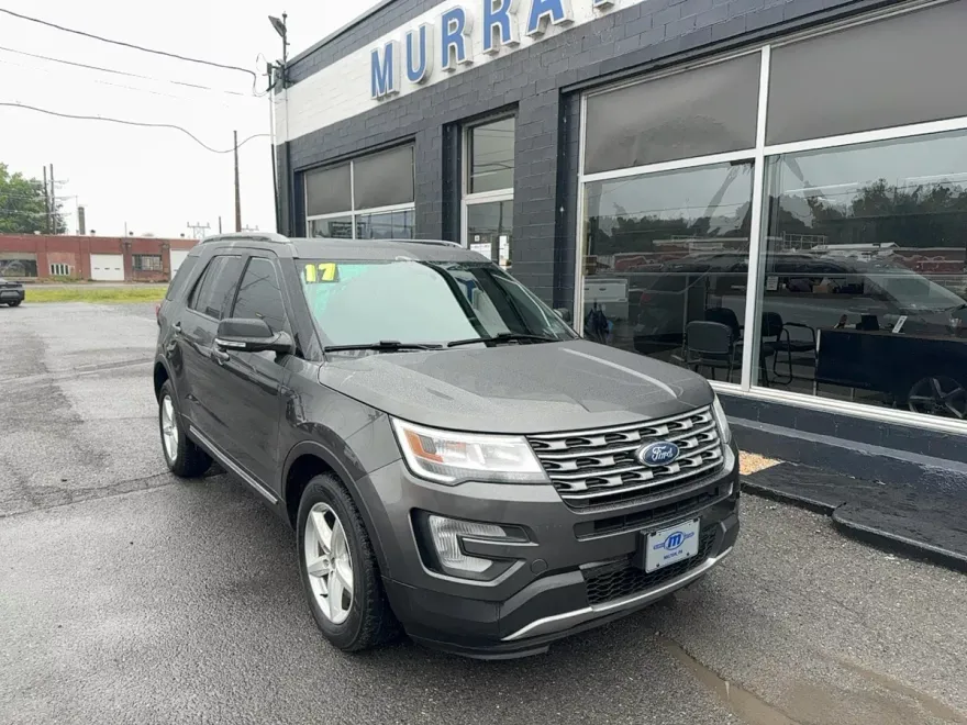 2017 Ford Explorer XLT photo 1