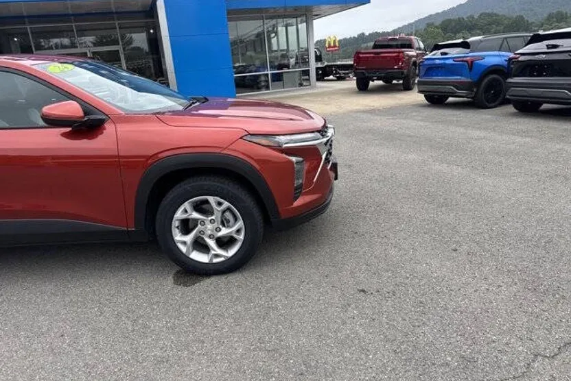 2024 Chevrolet Trax LS photo 1