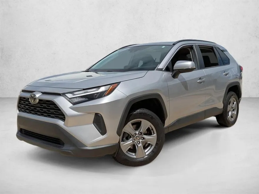 2022 Toyota RAV4 XLE photo 1