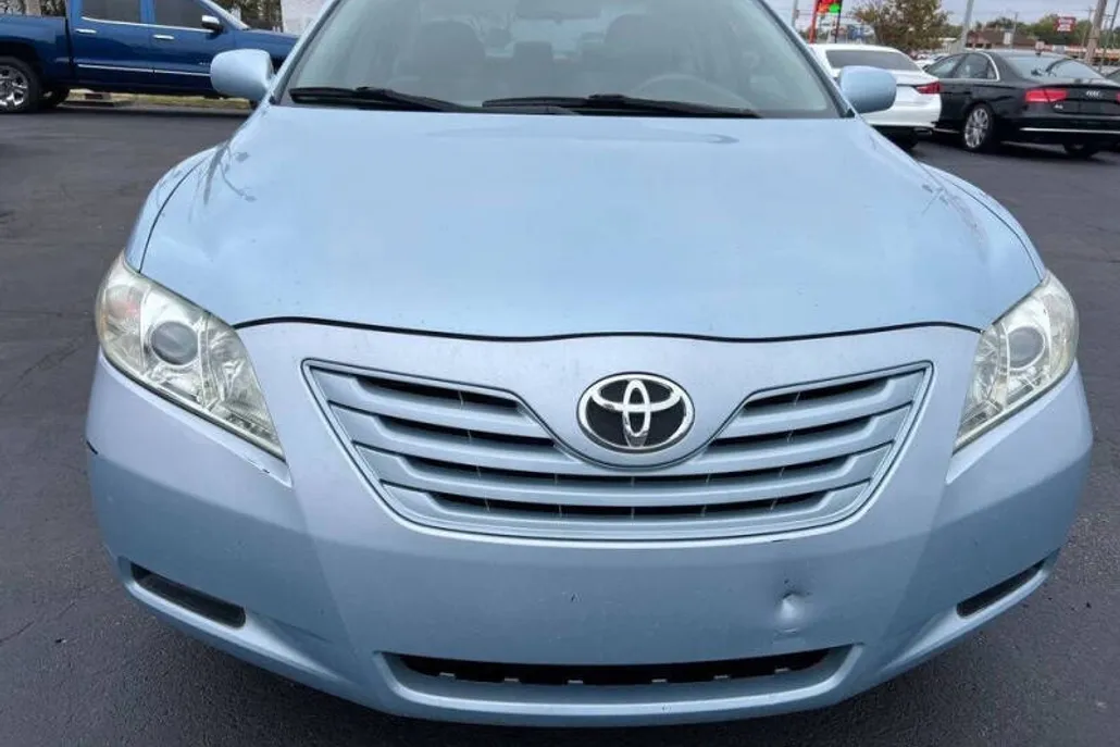 2009 Toyota Camry LE photo 1