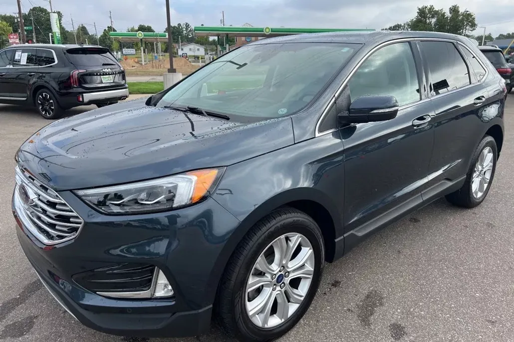 2022 Ford Edge Titanium photo 1