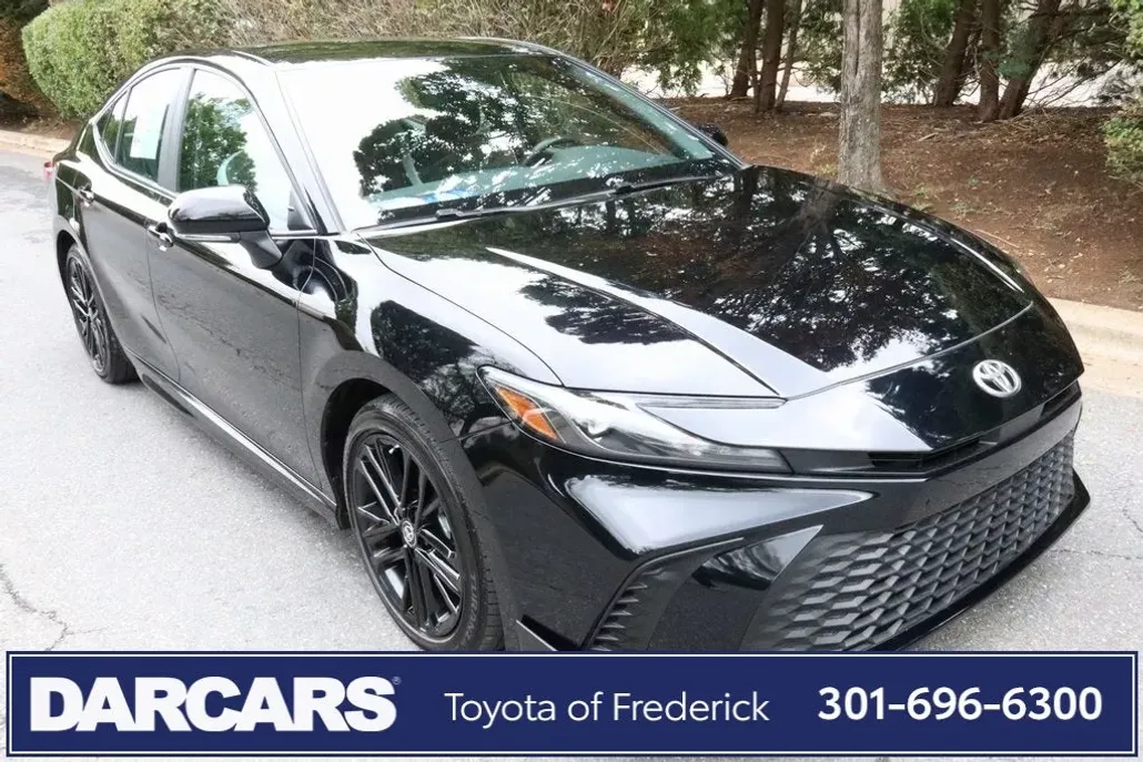 2025 Toyota Camry SE photo 1