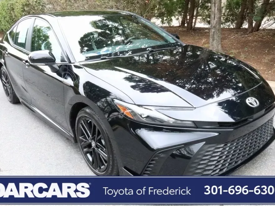 2025 Toyota Camry SE photo 1