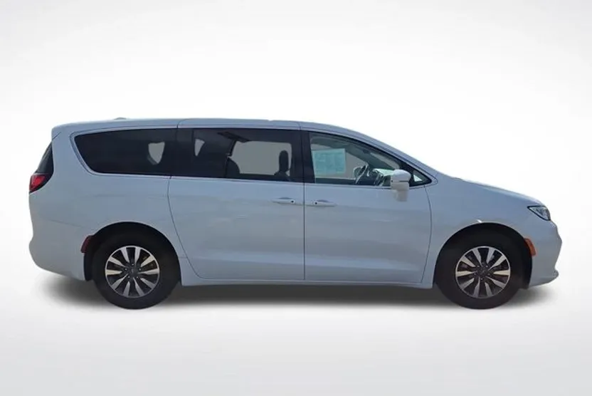 2022 Chrysler Pacifica Touring L photo 1
