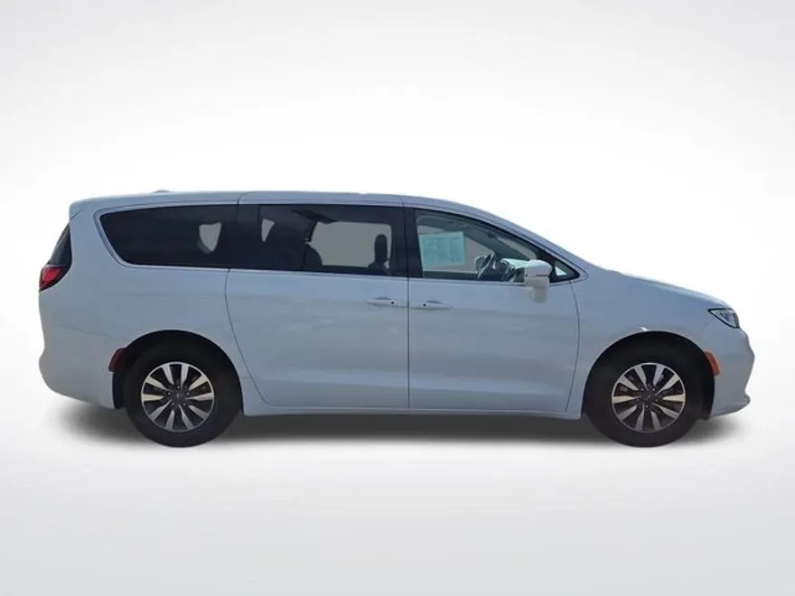 2022 Chrysler Pacifica Touring L photo 1