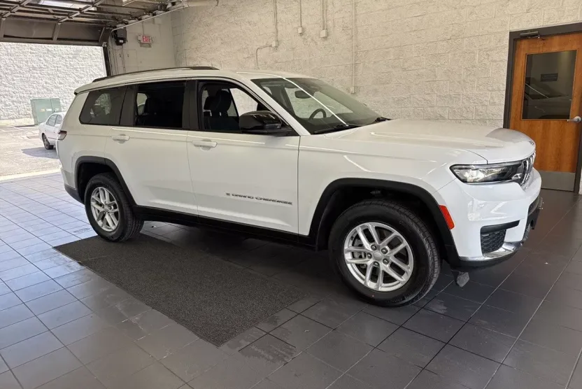 2022 Jeep Grand Cherokee Laredo photo 1