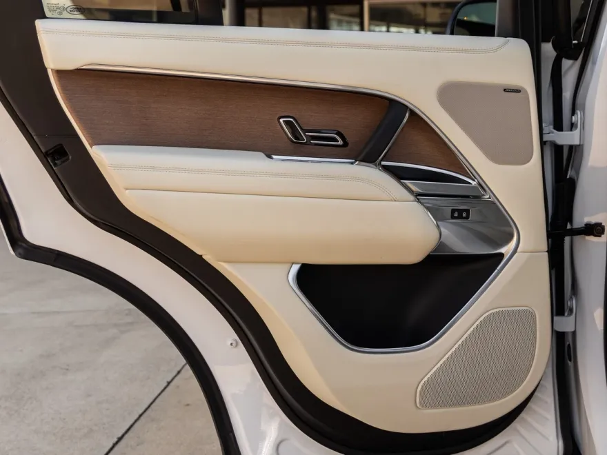 2023 Land Rover Range Rover SE photo 28