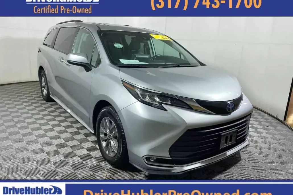 2023 Toyota Sienna XLE photo 1