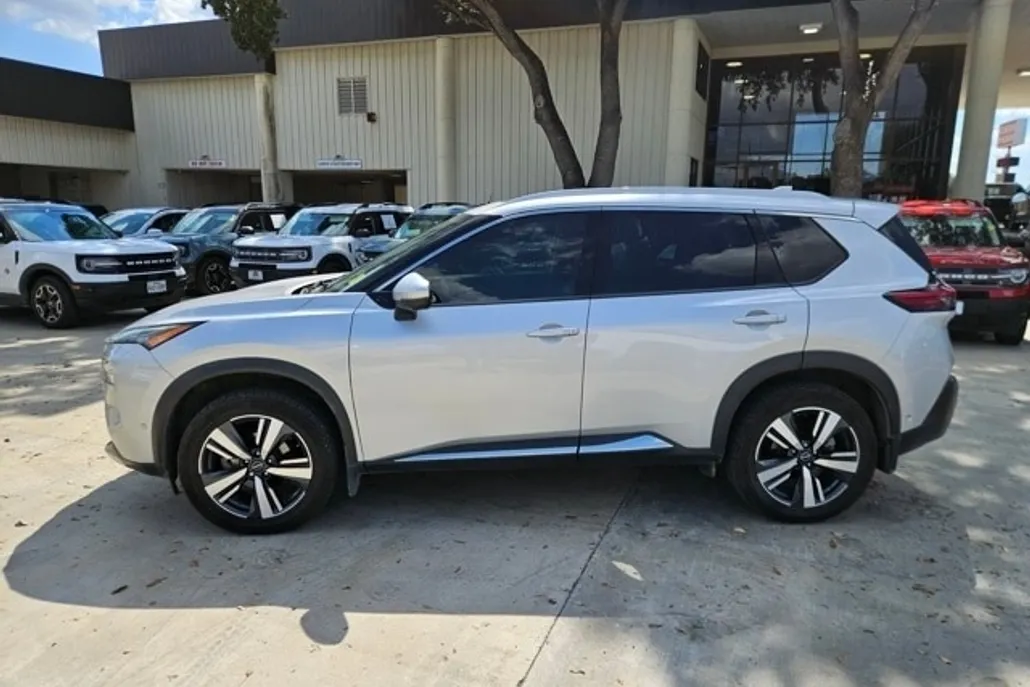 2022 Nissan Rogue SL photo 1