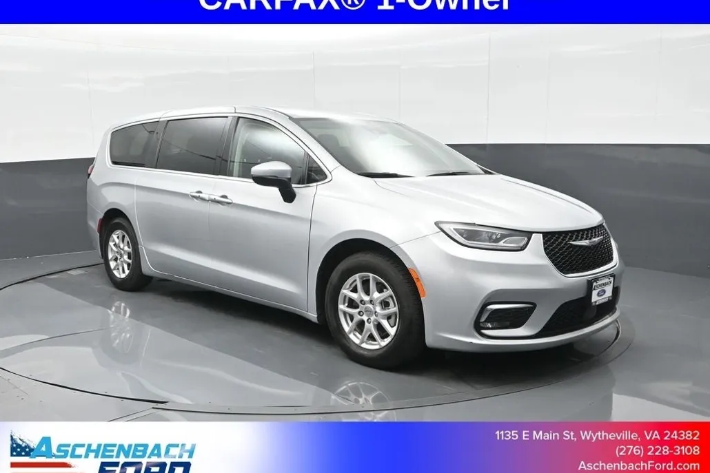 2023 Chrysler Pacifica Touring L photo 1