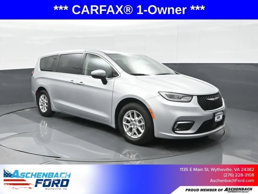2023 Chrysler Pacifica Touring L photo 1