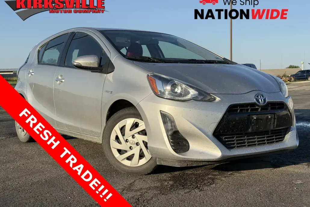 2016 Toyota Prius C Three photo 1