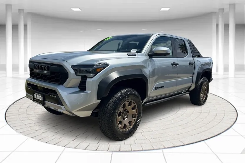 2025 Toyota Tacoma 4x4 photo 1