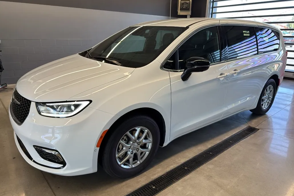 2026 Chrysler Pacifica photo 1