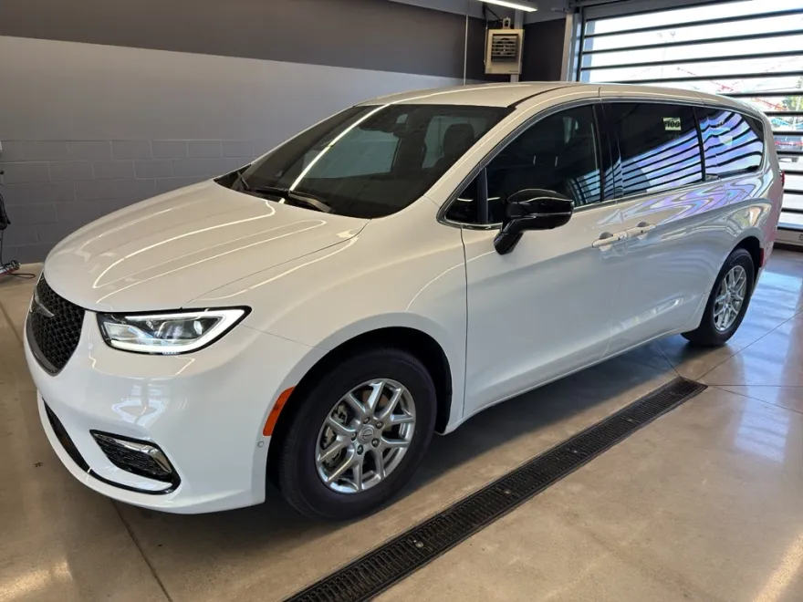 2026 Chrysler Pacifica photo 1