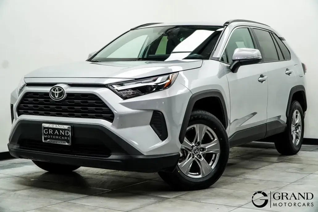 2024 Toyota RAV4 XLE photo 1