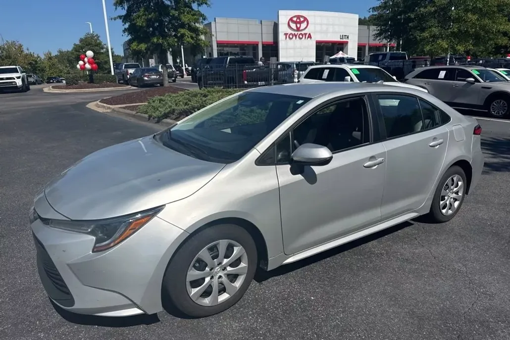 2025 Toyota Corolla LE photo 1