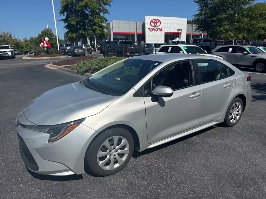 2025 Toyota Corolla LE photo 1
