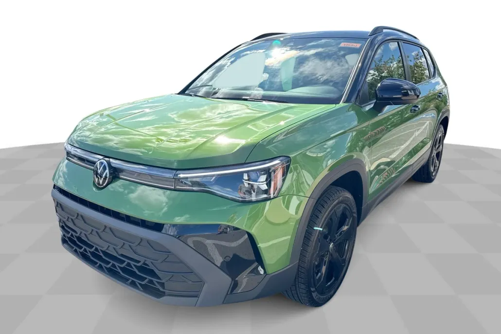 2025 Volkswagen Taos SE photo 1