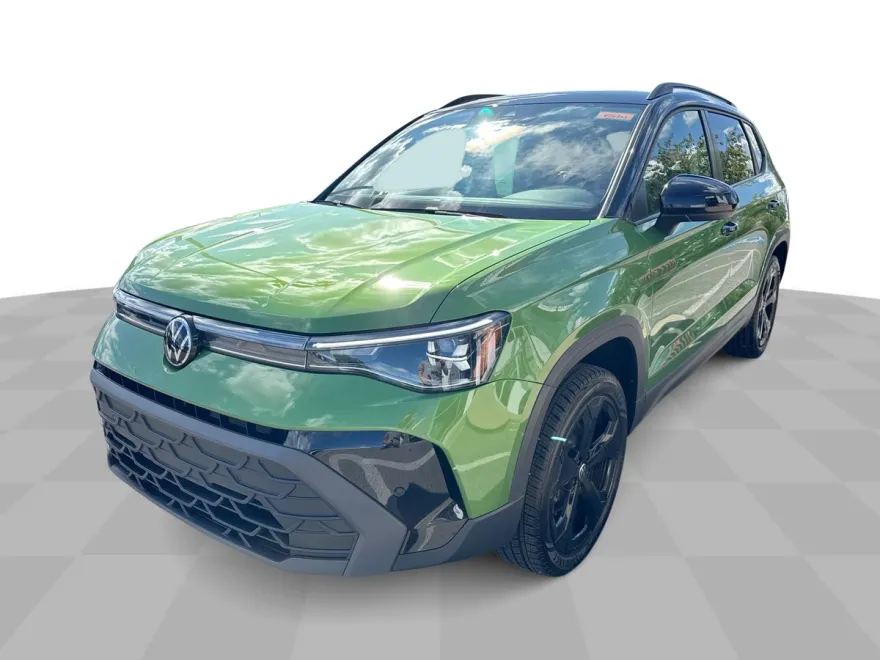 2025 Volkswagen Taos SE photo 1