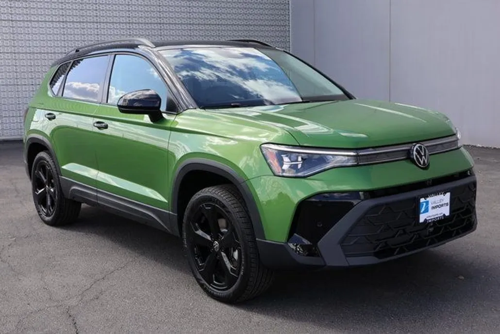 2025 Volkswagen Taos SE photo 1