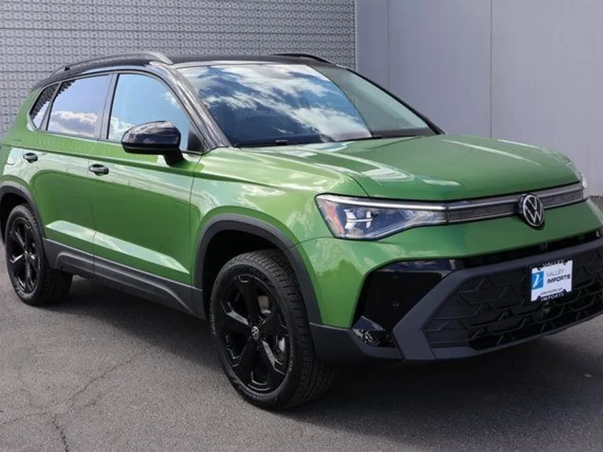 2025 Volkswagen Taos SE photo 1