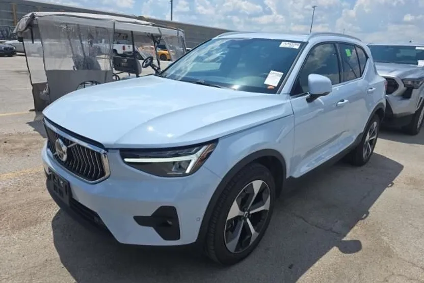 2025 Volvo XC40 Plus photo 1