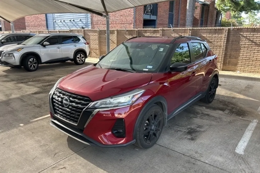 2023 Nissan Kicks SR photo 1