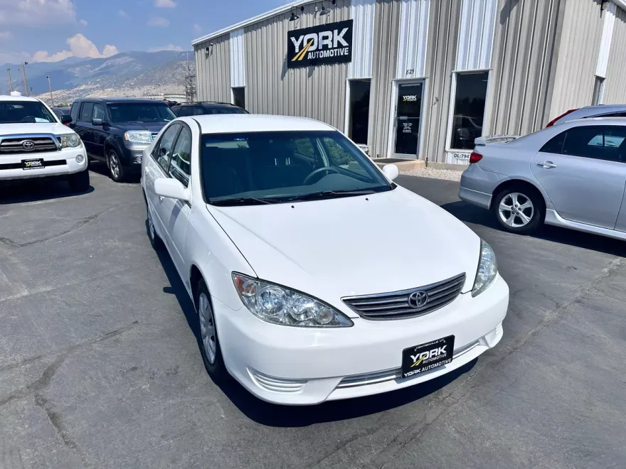 2005 Toyota Camry LE photo 1