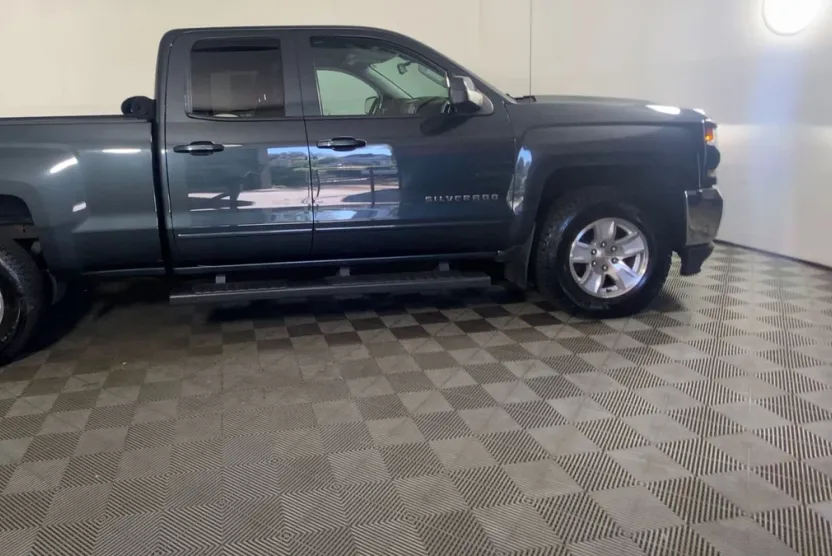 2018 Chevrolet Silverado 1500 LT photo 1
