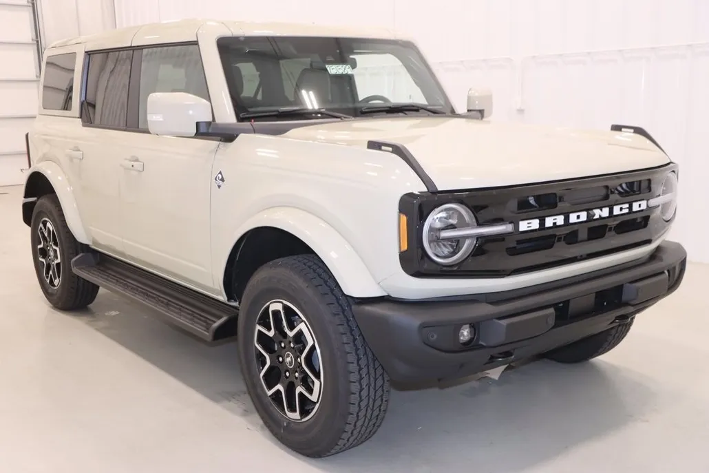 2025 Ford Bronco Outer Banks photo 1