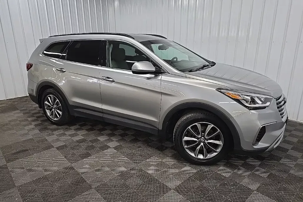 2017 Hyundai Santa Fe SE photo 1