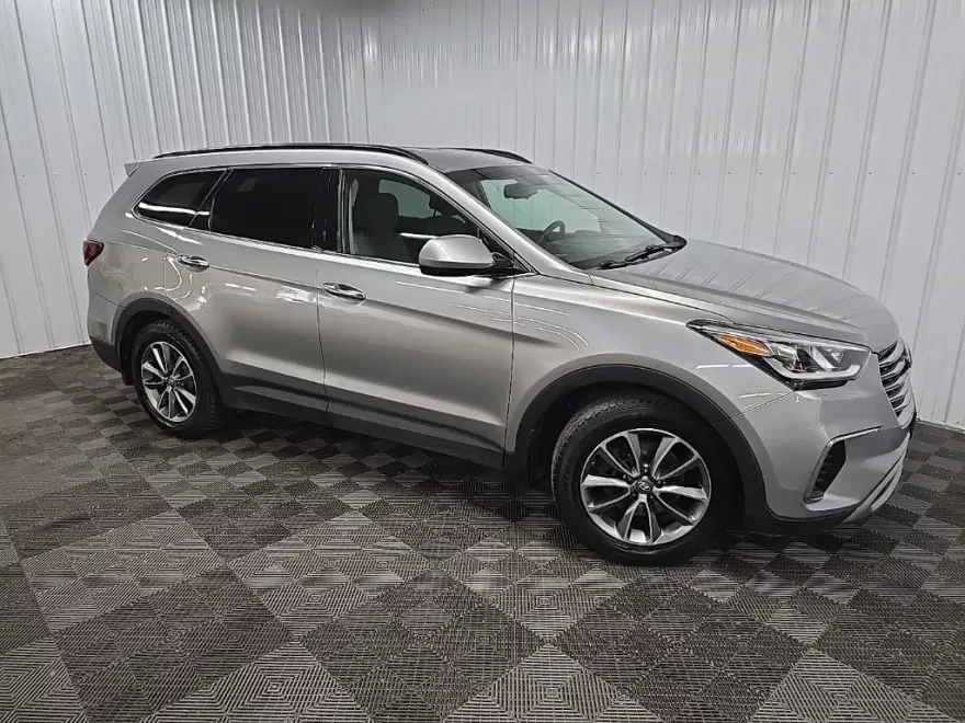 2017 Hyundai Santa Fe SE photo 1