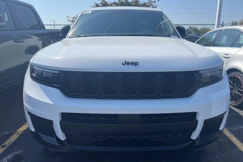 2025 Jeep Grand Cherokee Laredo Altitude photo 1