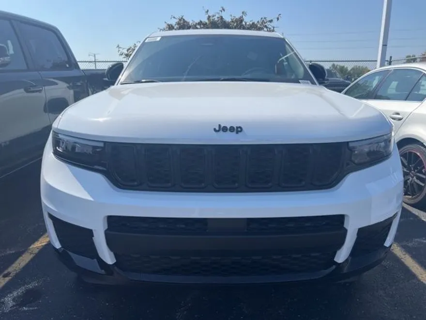 2025 Jeep Grand Cherokee Laredo Altitude photo 1