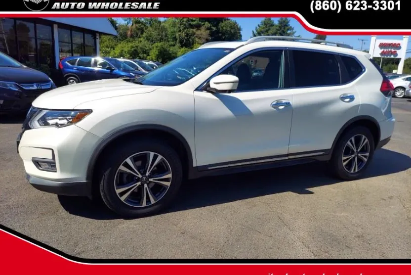 2017 Nissan Rogue SV photo 1