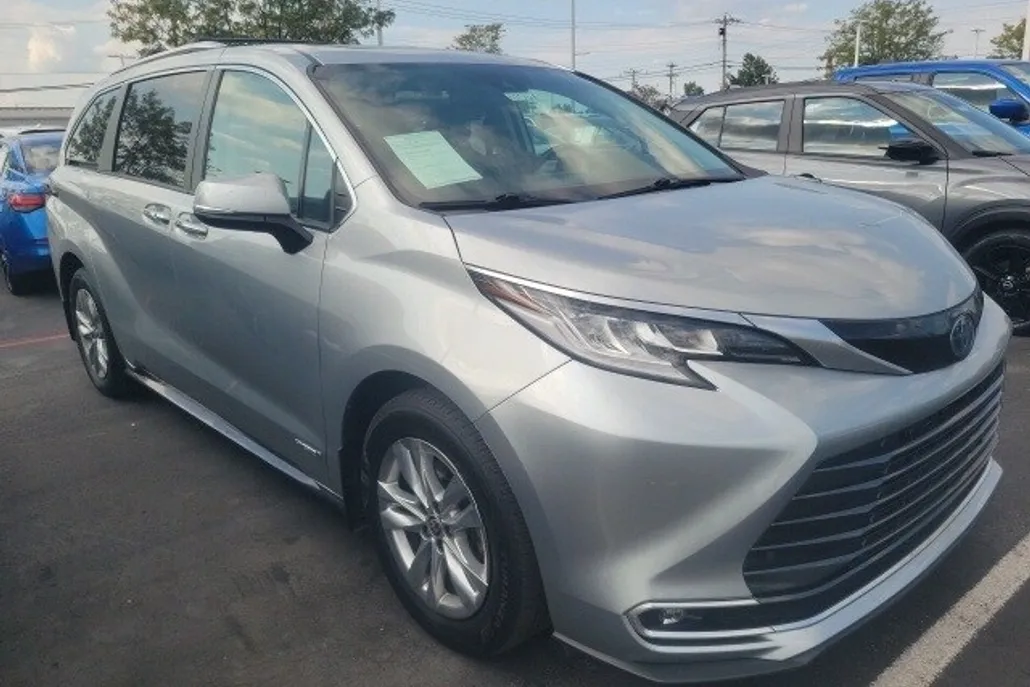 2021 Toyota Sienna Limited photo 1