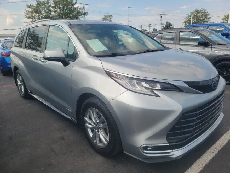 2021 Toyota Sienna Limited photo 1