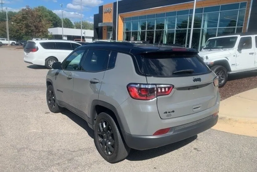2023 Jeep Compass Altitude photo 1