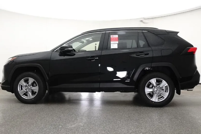 2025 Toyota RAV4 Hybrid LE photo 1