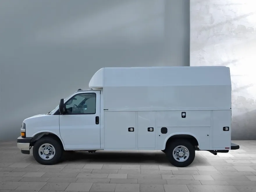 2025 Chevrolet Express Cutaway 3500 photo 1