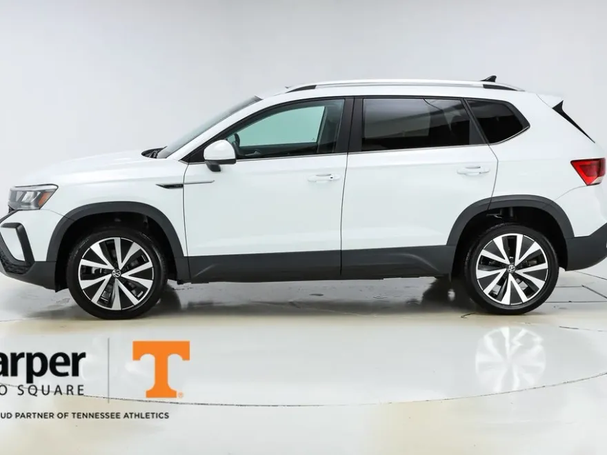 2022 Volkswagen Taos SE photo 1