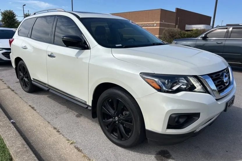 2017 Nissan Pathfinder Platinum photo 1
