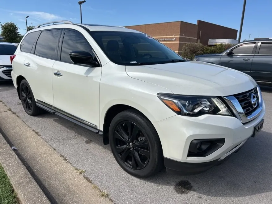 2017 Nissan Pathfinder Platinum photo 1
