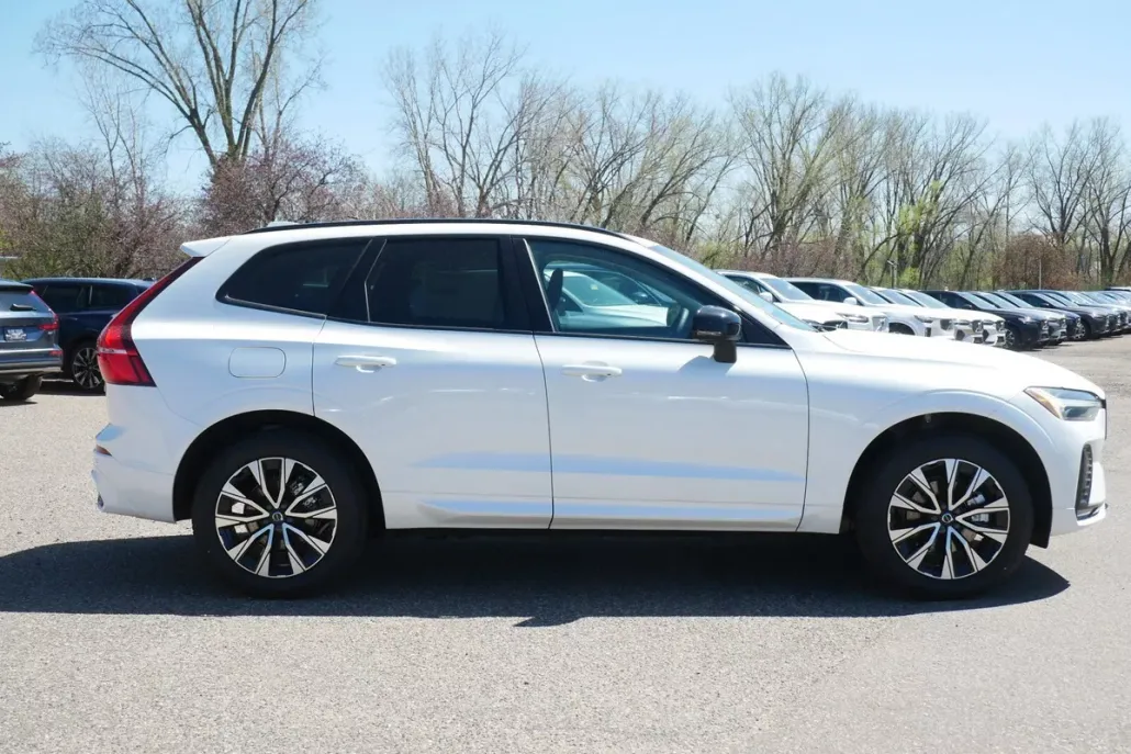 2025 Volvo XC60 B5 Core photo 1
