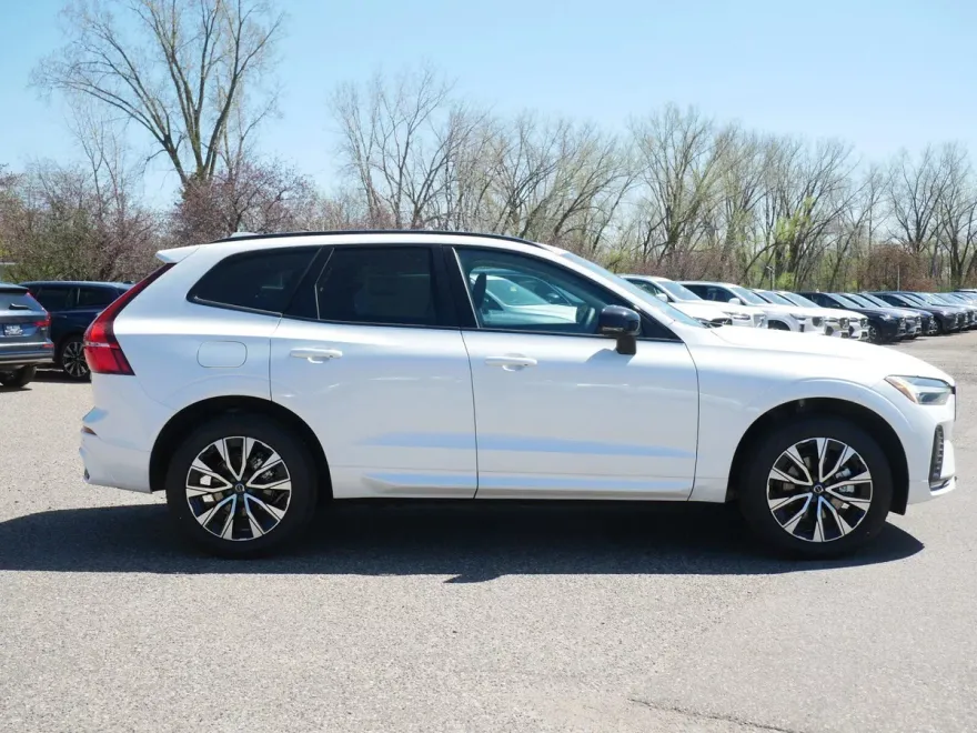 2025 Volvo XC60 B5 Core photo 1