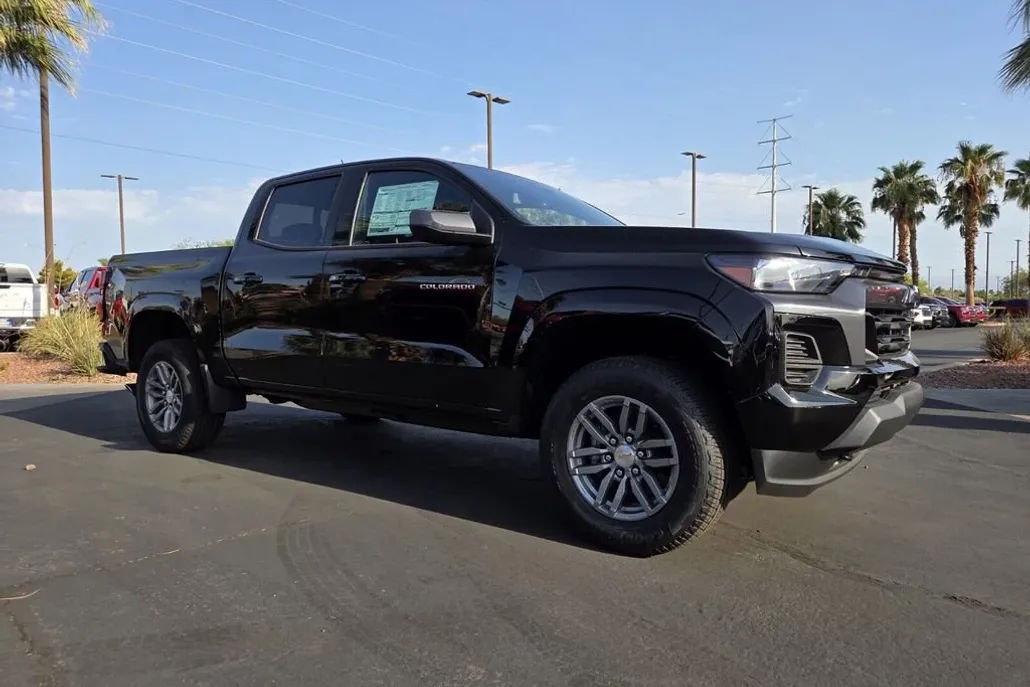 2025 Chevrolet Colorado Work Truck LT photo 1