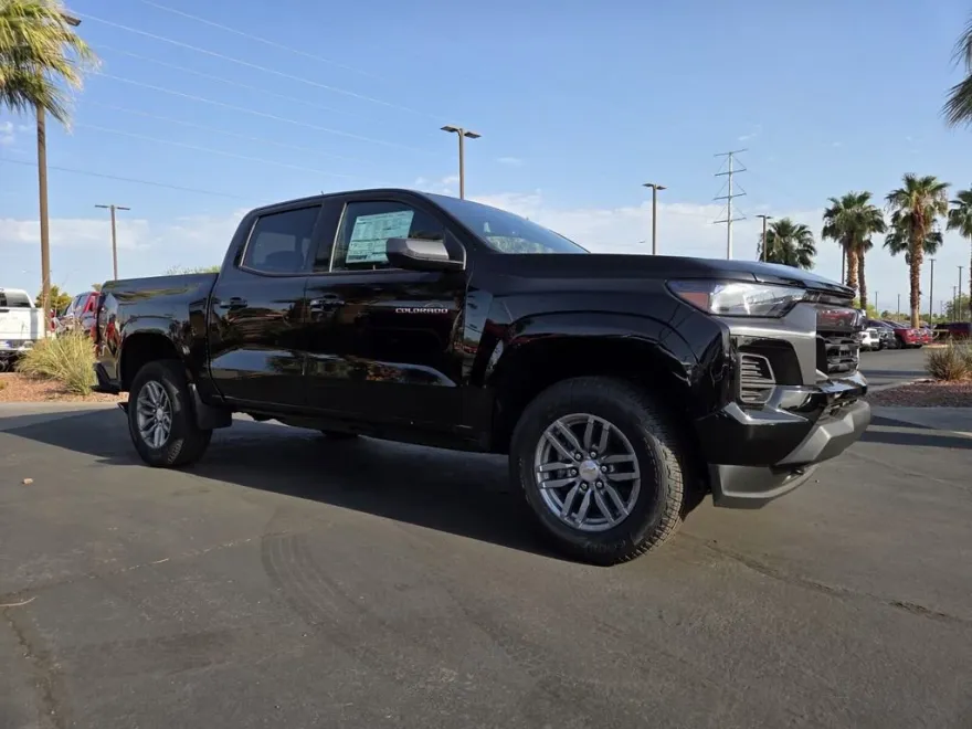 2025 Chevrolet Colorado Work Truck LT photo 1