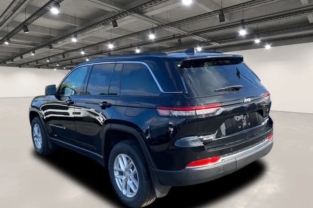 2025 Jeep Grand Cherokee Laredo Altitude photo 1