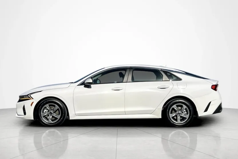 2021 Kia K5 LX photo 1
